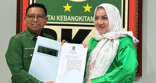 Hj. Ratna Machmud menerima Surat Tugas dari Ketua DPP PKB, Muhaimin Iskandar, diwakili Sekretaris Bidang Pembangunan Desa dan Agraria, Zainul Munasichin, dan diterima langsung oleh Hj. Ratna Machmud di gedung DPP PKB, Jakarta, hari Rabu tanggal 22 Mei 2024. (bekisarmedia.id/oyong hairudin)