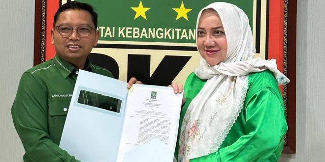 Hj. Ratna Machmud menerima Surat Tugas dari Ketua DPP PKB, Muhaimin Iskandar, diwakili Sekretaris Bidang Pembangunan Desa dan Agraria, Zainul Munasichin, dan diterima langsung oleh Hj. Ratna Machmud di gedung DPP PKB, Jakarta, hari Rabu tanggal 22 Mei 2024. (bekisarmedia.id/oyong hairudin)