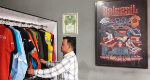 Dedi Irawan, Pemuda asal Desa Lingga Kabupaten Muara Enim, Pemilik Usaha Percetakan dan Konveksi dengan brand Dalgasil. (bekisarmedia.id/laras)