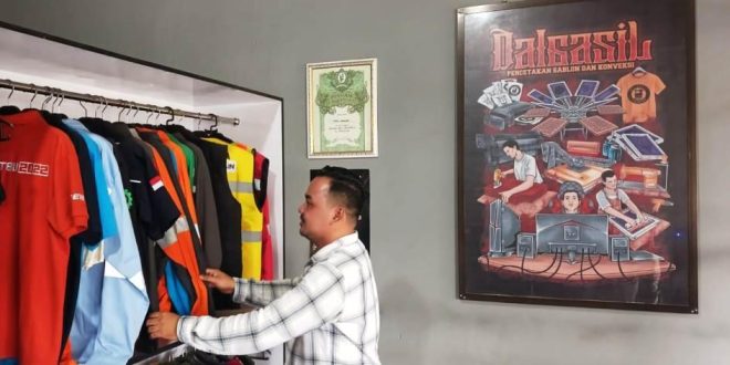 Dedi Irawan, Pemuda asal Desa Lingga Kabupaten Muara Enim, Pemilik Usaha Percetakan dan Konveksi dengan brand Dalgasil. (bekisarmedia.id/laras)