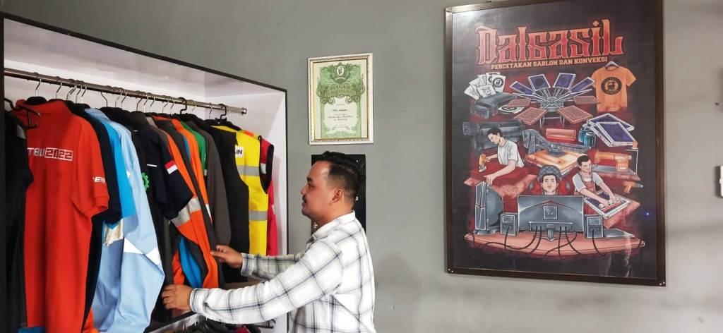Dedi Irawan, Pemuda asal Desa Lingga Kabupaten Muara Enim, Pemilik Usaha Percetakan dan Konveksi dengan brand Dalgasil. (bekisarmedia.id/laras)
