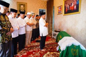 Mendagri (Menteri Dalam Negeri) Republik Indonesia, Tito Karnavian, memimpin sholat jezanah sang ibunda yang bernama Supriyatini binti Ranu Dikromo, di Palembang, hari minggu tanggal 26 Mei 2024. (bekisarmedia.id/oyong hairudin)