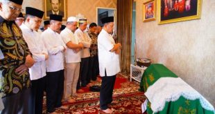 Mendagri (Menteri Dalam Negeri) Republik Indonesia, Tito Karnavian, memimpin sholat jezanah sang ibunda yang bernama Supriyatini binti Ranu Dikromo, di Palembang, hari minggu tanggal 26 Mei 2024. (bekisarmedia.id/oyong hairudin)