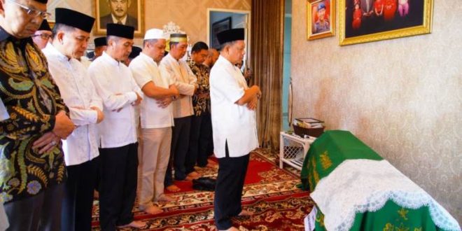 Mendagri (Menteri Dalam Negeri) Republik Indonesia, Tito Karnavian, memimpin sholat jezanah sang ibunda yang bernama Supriyatini binti Ranu Dikromo, di Palembang, hari minggu tanggal 26 Mei 2024. (bekisarmedia.id/oyong hairudin)