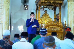 Pj. Bupati Kabupaten Musi Banyuasin, Sandi Fahlepi, memberikan sambutan pada kegiatan Safari Jum'at di Masjid Jamiatul Khair yang berada di Kecamatan Sungai Lilin, hari Jum'at tanggal 31 Mei 2024. (bekisarmedia.id/eka sahputra)