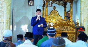 Pj. Bupati Kabupaten Musi Banyuasin, Sandi Fahlepi, memberikan sambutan pada kegiatan Safari Jum'at di Masjid Jamiatul Khair yang berada di Kecamatan Sungai Lilin, hari Jum'at tanggal 31 Mei 2024. (bekisarmedia.id/eka sahputra)
