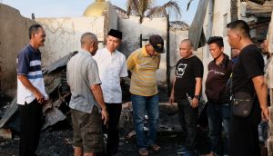Bakal Calon Wali Kota (Bacawako) Palembang, Yudha PRatomo Mahyuddin, mengunjungi korban kebakaran di Jalan Nurul Ikhlas, Kelurahan Kalidoni, Kecamatan Kalidoni, Kota Palembang, hari Minggu tanggal 26 Mei 2024. (bekisarmedia.id/oyong hairudin)
