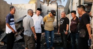 Bakal Calon Wali Kota (Bacawako) Palembang, Yudha PRatomo Mahyuddin, mengunjungi korban kebakaran di Jalan Nurul Ikhlas, Kelurahan Kalidoni, Kecamatan Kalidoni, Kota Palembang, hari Minggu tanggal 26 Mei 2024. (bekisarmedia.id/oyong hairudin)