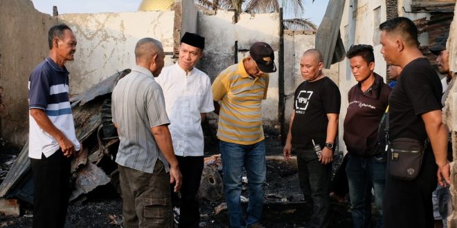 Bakal Calon Wali Kota (Bacawako) Palembang, Yudha PRatomo Mahyuddin, mengunjungi korban kebakaran di Jalan Nurul Ikhlas, Kelurahan Kalidoni, Kecamatan Kalidoni, Kota Palembang, hari Minggu tanggal 26 Mei 2024. (bekisarmedia.id/oyong hairudin)