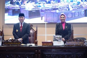 Ketua DPRD Sumsel, Hj. Anita Noeringhati, bersama Pj. Gubernur Sumsel, Agus Fatoni, saat Rapat Paripurna LXXXIII (83) DPRD Sumsel di Gedung DPRD Sumsel, hari Kamis tanggal 2 Mei 2024. (DPRD Sumsel/Ardi/Tama)