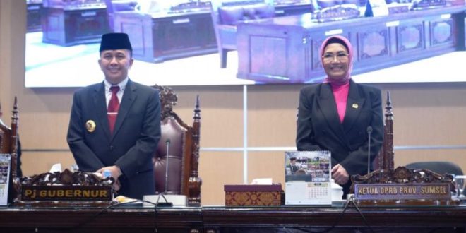 Ketua DPRD Sumsel, Hj. Anita Noeringhati, bersama Pj. Gubernur Sumsel, Agus Fatoni, saat Rapat Paripurna LXXXIII (83) DPRD Sumsel di Gedung DPRD Sumsel, hari Kamis tanggal 2 Mei 2024. (DPRD Sumsel/Ardi/Tama)