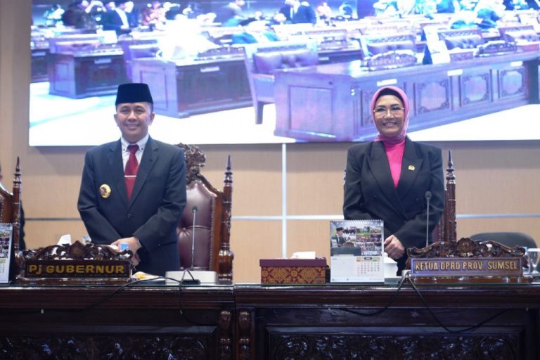 Ketua DPRD Sumsel, Hj. Anita Noeringhati, bersama Pj. Gubernur Sumsel, Agus Fatoni, saat Rapat Paripurna LXXXIII (83) DPRD Sumsel di Gedung DPRD Sumsel, hari Kamis tanggal 2 Mei 2024. (DPRD Sumsel/Ardi/Tama)