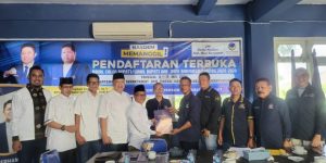Tim H. Apriyadi Mahmud mengambil formulir pendaftaran Bakal Calon Bupati Kabupaten Musi Banyuasin di Partai Nasional Demokrat, hari Jum'at tanggal 3 Mei 2024. (bekisarmedia.id/eka sahputra)