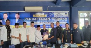 Tim H. Apriyadi Mahmud mengambil formulir pendaftaran Bakal Calon Bupati Kabupaten Musi Banyuasin di Partai Nasional Demokrat, hari Jum'at tanggal 3 Mei 2024. (bekisarmedia.id/eka sahputra)