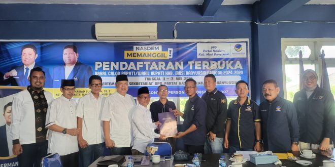 Tim H. Apriyadi Mahmud mengambil formulir pendaftaran Bakal Calon Bupati Kabupaten Musi Banyuasin di Partai Nasional Demokrat, hari Jum'at tanggal 3 Mei 2024. (bekisarmedia.id/eka sahputra)