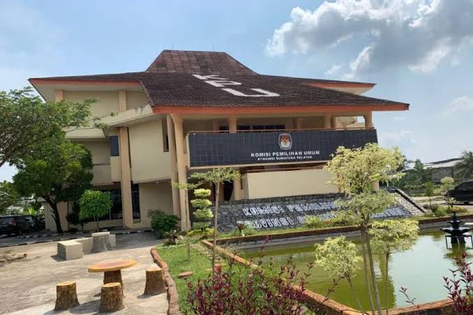 Gedung Komisi Pemilihan Umum Provinsi Sumatera Selatan. (bekisarmedia.id/Raam)