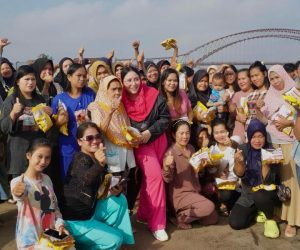 Bakal Calon Wakil Wali Kota Palembang, Nandriani Octarina, foto bersama warga yang berada di pinggiran Sungai Musi, hari Jum'at tanggal 17 Mei 2024. (bekisarmedia.id/hairudin)