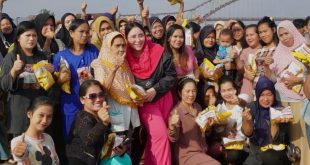 Bakal Calon Wakil Wali Kota Palembang, Nandriani Octarina, foto bersama warga yang berada di pinggiran Sungai Musi, hari Jum'at tanggal 17 Mei 2024. (bekisarmedia.id/hairudin)