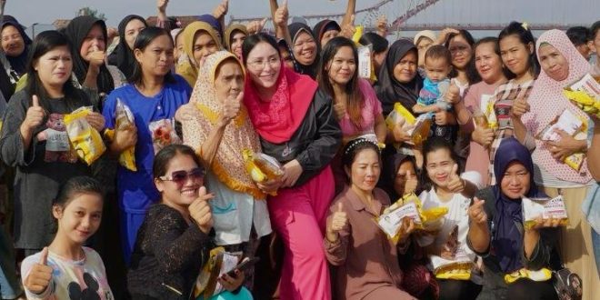 Bakal Calon Wakil Wali Kota Palembang, Nandriani Octarina, foto bersama warga yang berada di pinggiran Sungai Musi, hari Jum'at tanggal 17 Mei 2024. (bekisarmedia.id/hairudin)