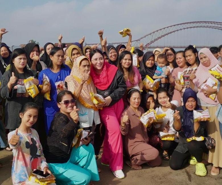 Bakal Calon Wakil Wali Kota Palembang, Nandriani Octarina, foto bersama warga yang berada di pinggiran Sungai Musi, hari Jum'at tanggal 17 Mei 2024. (bekisarmedia.id/hairudin)