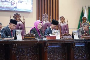 Ketua DPRD Sumsel, Hj. Anita Noeringhati, memimpin Rapat Paripurna LXXXI (81) dengan agenda Penyampaian Laporan Hasil Pembahasan dan Penelitian Pansus-Pansus DPRD Sumsel terhadap LKPJ Gubernur Sumsel Tahun Anggaran 2023 pada hari Kamis tanggal 4 April 2024. (DPRD Sumsel)