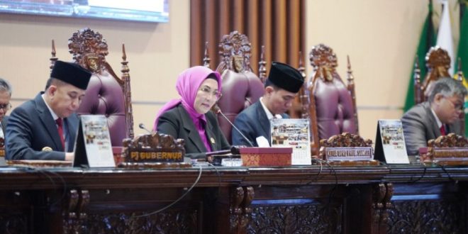 Ketua DPRD Sumsel, Hj. Anita Noeringhati, memimpin Rapat Paripurna LXXXI (81) dengan agenda Penyampaian Laporan Hasil Pembahasan dan Penelitian Pansus-Pansus DPRD Sumsel terhadap LKPJ Gubernur Sumsel Tahun Anggaran 2023 pada hari Kamis tanggal 4 April 2024. (DPRD Sumsel)