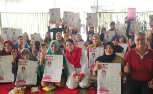 Bakal Calon Wali Kota Palembang, Nandriani Octarina, foto bersama dengan warga Talang Kepala, hari Minggu tanggal 9 Juni 2024. (Bekisar Media / Oyong Hairudin)