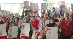 Bakal Calon Wali Kota Palembang, Nandriani Octarina, foto bersama dengan warga Talang Kepala, hari Minggu tanggal 9 Juni 2024. (Bekisar Media / Oyong Hairudin)