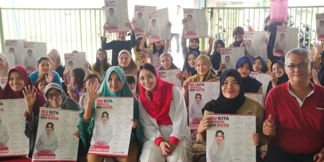 Bakal Calon Wali Kota Palembang, Nandriani Octarina, foto bersama dengan warga Talang Kepala, hari Minggu tanggal 9 Juni 2024. (Bekisar Media / Oyong Hairudin)
