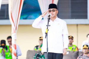 Pj. Bupati Kabupaten Musi Banyuasin, H. Apriyadi Mahmud, memimpin Apel Gelar Pasukan Operasi Ketupat di Halaman Mapolres Musi Banyuasin, hari Rabu tanggal 3 April 2024. (bekisarmedia.id/eka sahputra)