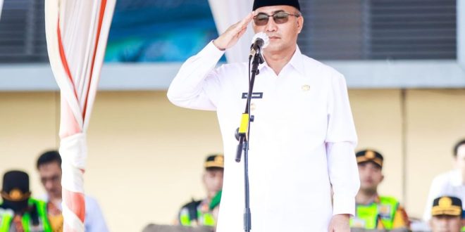 Pj. Bupati Kabupaten Musi Banyuasin, H. Apriyadi Mahmud, memimpin Apel Gelar Pasukan Operasi Ketupat di Halaman Mapolres Musi Banyuasin, hari Rabu tanggal 3 April 2024. (bekisarmedia.id/eka sahputra)