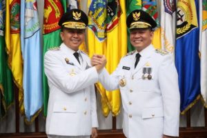 Elen Setiadi (kanan), Pj. Gubernur Sumsel yang baru dilantik menggantikan Agus Fatoni yang kini menjabat sebagai Pj. Gubernur Sumut (kiri), saat pelantikan di Sasana Bhakti Praja, Gedung C, Lantai 3, Kementerian Dalam Negeri (Kemendagri) Republik Indonesia, Jakarta, hari Senin tanggal 24 Juni 2024. (Bekisar Media / Humas Pemprov Sumsel)