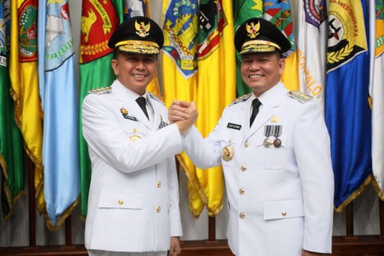 Elen Setiadi (kanan), Pj. Gubernur Sumsel yang baru dilantik menggantikan Agus Fatoni yang kini menjabat sebagai Pj. Gubernur Sumut (kiri), saat pelantikan di Sasana Bhakti Praja, Gedung C, Lantai 3, Kementerian Dalam Negeri (Kemendagri) Republik Indonesia, Jakarta, hari Senin tanggal 24 Juni 2024. (Bekisar Media / Humas Pemprov Sumsel)