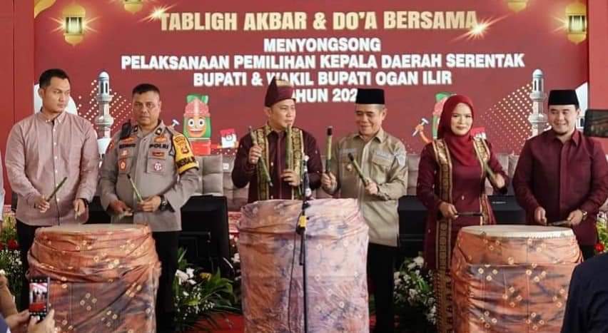 Ketua Komisi Pemilihan Umum (KPU) Provinsi Sumatera Selatan (Sumsel), Andika Pranata Jaya, menghadiri tabligh akbar dan do’a bersama dalam rangka menyongsong pelaksanaan Pemilihan Kepala Daerah (Pilkada) serentak dan Pemilihan Bupati dan Wakil Bupati Kabupaten Ogan Ilir tahun 2024 di Halaman Kantor KPU Ogan Ilir, hari Selasa tanggal 4 Juni 2024. (bekisarmedia.id/oyong Hairudin)