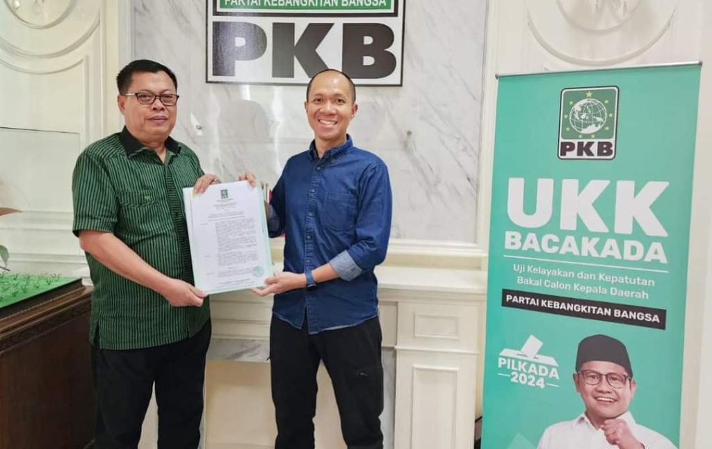 Bakal Calon Wali Kota Palembang, Yudha Pratomo Mahyuddin, menerima Surat Rekomendasi dari Dewan Pengurus Pusat Partai Kebangkitan Bangsa untuk maju sebagai Calon Wali Kota Palembang Periode 2024-2029, yang diserahkan langsung oleh H. M. Antoni Toha, Ketua Desk Pilkada Dewan Pengurus Wilayah Partai Kebangkitan Bangsa Provinsi Sumatera Selatan, hari Kamis tanggal 6 Juni 2024. (BEKISAR MEDIA / M. RAJAB)