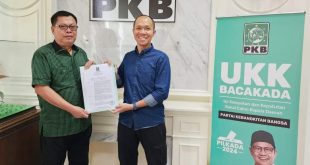 Bakal Calon Wali Kota Palembang, Yudha Pratomo Mahyuddin, menerima Surat Rekomendasi dari Dewan Pengurus Pusat Partai Kebangkitan Bangsa untuk maju sebagai Calon Wali Kota Palembang Periode 2024-2029, yang diserahkan langsung oleh H. M. Antoni Toha, Ketua Desk Pilkada Dewan Pengurus Wilayah Partai Kebangkitan Bangsa Provinsi Sumatera Selatan, hari Kamis tanggal 6 Juni 2024. (BEKISAR MEDIA / M. RAJAB)