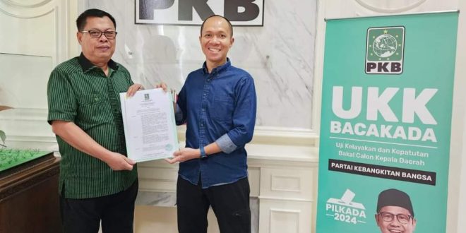 Bakal Calon Wali Kota Palembang, Yudha Pratomo Mahyuddin, menerima Surat Rekomendasi dari Dewan Pengurus Pusat Partai Kebangkitan Bangsa untuk maju sebagai Calon Wali Kota Palembang Periode 2024-2029, yang diserahkan langsung oleh H. M. Antoni Toha, Ketua Desk Pilkada Dewan Pengurus Wilayah Partai Kebangkitan Bangsa Provinsi Sumatera Selatan, hari Kamis tanggal 6 Juni 2024. (BEKISAR MEDIA / M. RAJAB)