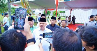 Pj. Bupati Kabupaten Musi Banyuasin, Sandi Fahlepi, saat diwawancara terkait penyuran 32 sapi untuk Qurban kepada Panti Asuhan, Lapas, dan Disabilitas yang ada di daerahnya, pada hari Minggu tanggal 16 Juni 2024. (Bekisar Media / Eka Sahputra)