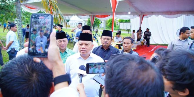 Pj. Bupati Kabupaten Musi Banyuasin, Sandi Fahlepi, saat diwawancara terkait penyuran 32 sapi untuk Qurban kepada Panti Asuhan, Lapas, dan Disabilitas yang ada di daerahnya, pada hari Minggu tanggal 16 Juni 2024. (Bekisar Media / Eka Sahputra)