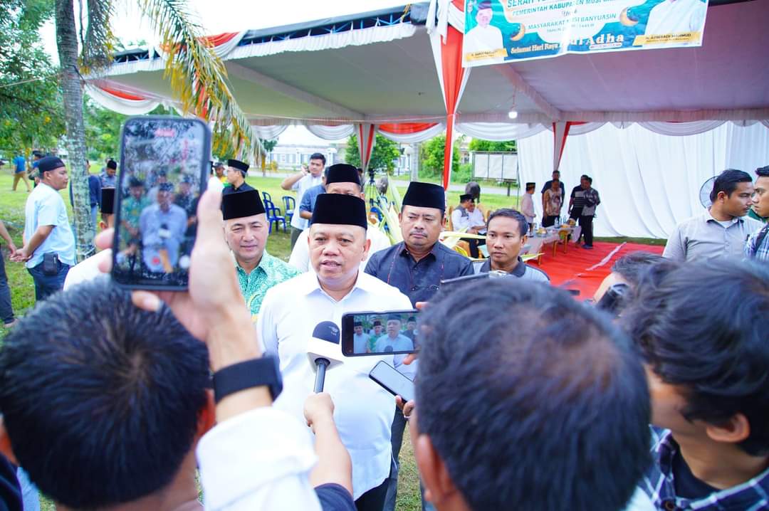 Pj. Bupati Kabupaten Musi Banyuasin, Sandi Fahlepi, saat diwawancara terkait penyuran 32 sapi untuk Qurban kepada Panti Asuhan, Lapas, dan Disabilitas yang ada di daerahnya, pada hari Minggu tanggal 16 Juni 2024. (Bekisar Media / Eka Sahputra)