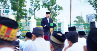 Pj. Bupati Kabupaten Musi Banyuasin, Sandi Fahlepi, memberikan kata sambutan saat sholat Idul adha berjama'ah, hari Seni. Tanggal 17 Juni 2024. (Bekisar Media / Eka Sahputra)