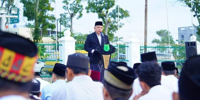 Pj. Bupati Kabupaten Musi Banyuasin, Sandi Fahlepi, memberikan kata sambutan saat sholat Idul adha berjama'ah, hari Seni. Tanggal 17 Juni 2024. (Bekisar Media / Eka Sahputra)
