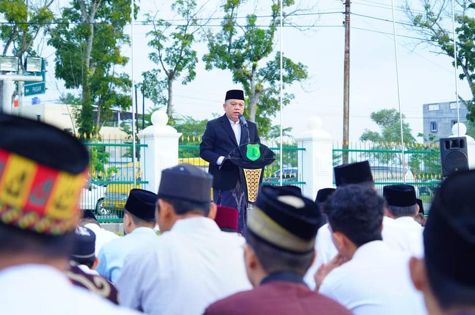 Pj. Bupati Kabupaten Musi Banyuasin, Sandi Fahlepi, memberikan kata sambutan saat sholat Idul adha berjama'ah, hari Seni. Tanggal 17 Juni 2024. (Bekisar Media / Eka Sahputra)