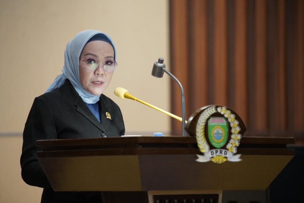 Anggota Dewan Perwakilan Rakyat Daerah Provinsi Sumatera Selatan dari Fraksi Partai Demokrat, Holda, menyerahkan Pandangan Umum Fraksi Terhadap Raperda Pertanggungjawaban APBD Sumsel Tahun Anggaran 2023 Kepada Pimpinan Rapat Paripurna ke 84 DPRD Sumsel pada hari Senin tanggal 3 Juni 2024. (foto : Humas DPRD Sumsel)