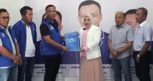 Hj. Lidyawati, Bakal Calon Bupati Kabupaten Lahat, didampingi Bakal Calon Wakil Bupati Kabupaten Lahat, H. Haryanto, menerima Surat Rekomendasi dari DPC Partai Demokrat, hari Rabu tanggal 5 Juni 2024. (foto : Prima Ramadhan)