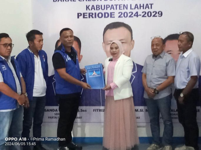 Hj. Lidyawati, Bakal Calon Bupati Kabupaten Lahat, didampingi Bakal Calon Wakil Bupati Kabupaten Lahat, H. Haryanto, menerima Surat Rekomendasi dari DPC Partai Demokrat, hari Rabu tanggal 5 Juni 2024. (foto : Prima Ramadhan)