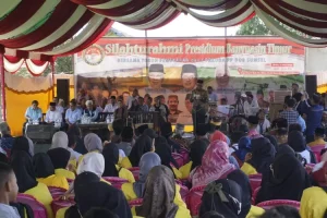Ribuan masyarakat yang berasal dari perwakilan sembilan kecamatan yang tergabung di dalam calon Daerah Otonom Baru (DOB) Banyuasin Timur, memenuhi Lapangan Sepak Bola di Desa Cinta Manis Baru, Kecamatan Air Kumbang, Kabupaten Banyuasin, hari Rabu tanggal 5 Juni 2024. (bekisarmedia.id/oyong hairudin)