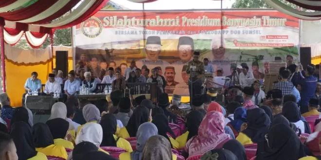 Ribuan masyarakat yang berasal dari perwakilan sembilan kecamatan yang tergabung di dalam calon Daerah Otonom Baru (DOB) Banyuasin Timur, memenuhi Lapangan Sepak Bola di Desa Cinta Manis Baru, Kecamatan Air Kumbang, Kabupaten Banyuasin, hari Rabu tanggal 5 Juni 2024. (bekisarmedia.id/oyong hairudin)