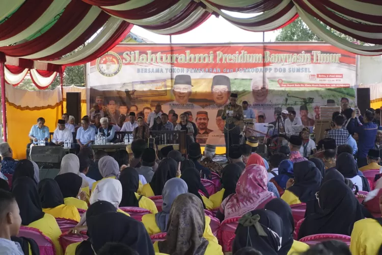 Ribuan masyarakat yang berasal dari perwakilan sembilan kecamatan yang tergabung di dalam calon Daerah Otonom Baru (DOB) Banyuasin Timur, memenuhi Lapangan Sepak Bola di Desa Cinta Manis Baru, Kecamatan Air Kumbang, Kabupaten Banyuasin, hari Rabu tanggal 5 Juni 2024. (bekisarmedia.id/oyong hairudin)