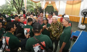 Bakal Calon Gubernur Provinsi Sumatera Selatan, Mawardi Yahya, bersama Laskar MATAHATI saat deklarasi dukungan pada hari Minggu tanggal 16 Juni 2024 di Kecamatan Gandus, Kota Palembang. (Bekisar Media / Oyong Hairudin)